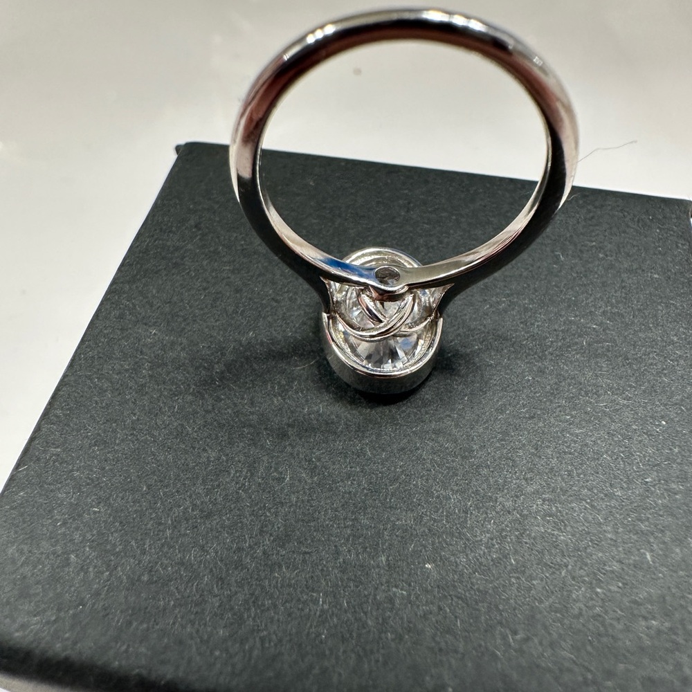 Stunning Silver Oval bezel moissanite Ring (2 carat) - Picture 7 of 8